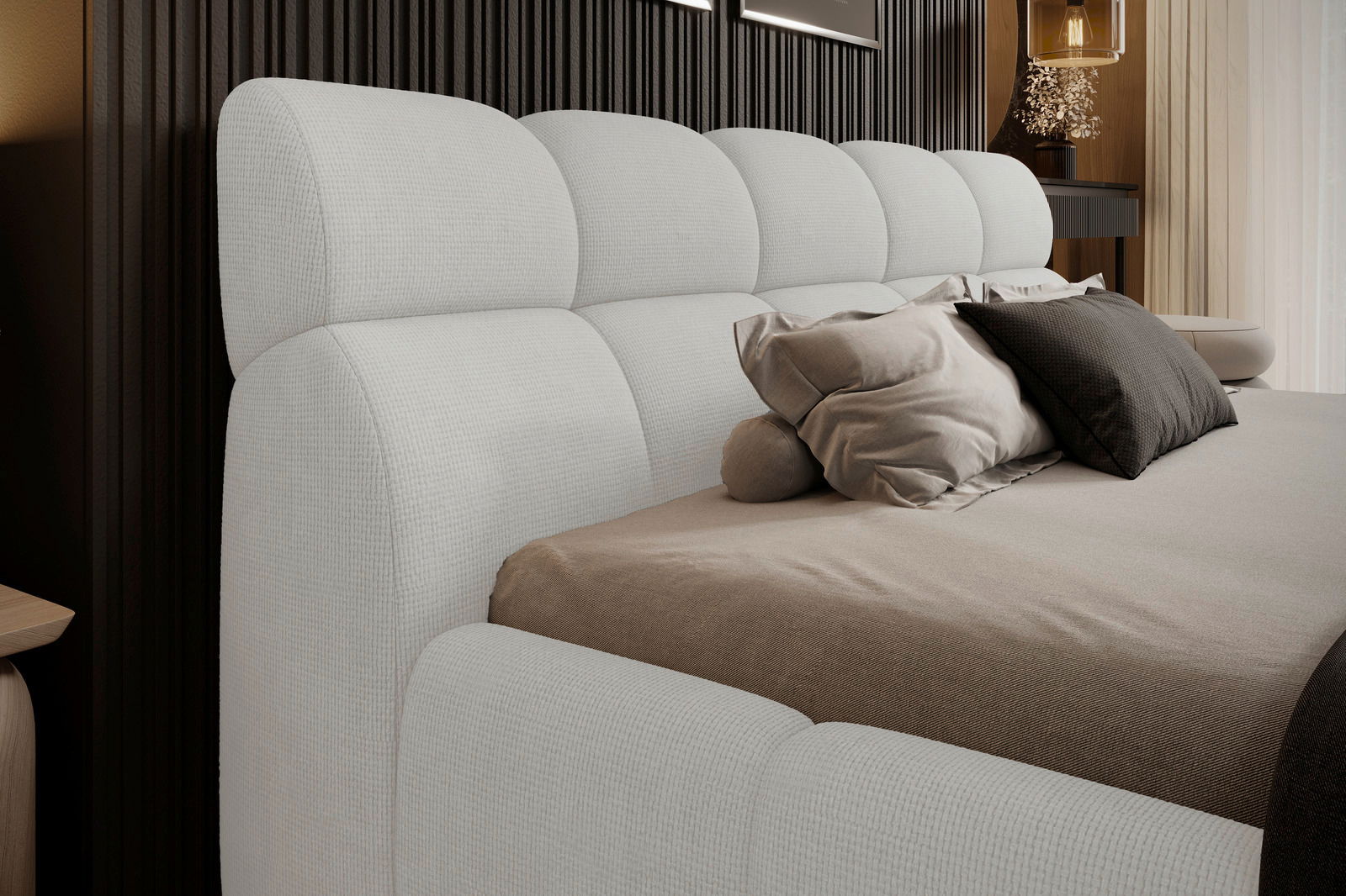 Seitliche Perspektive eines eleganten Polsterbettgestells mit weichem, hellem Stoffbezug und mehreren Kissen.