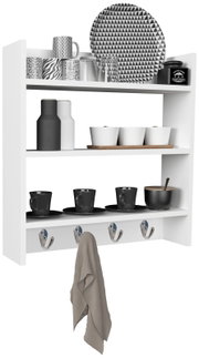 Weißes Wandregal mit drei Ablagen und vier Metallhaken, bestückt mit Tassen, Gläsern, Schalen, Flaschen und Tablett in Schwarz-Weiß-Design; Frontansicht in leichter Schrägperspektive.