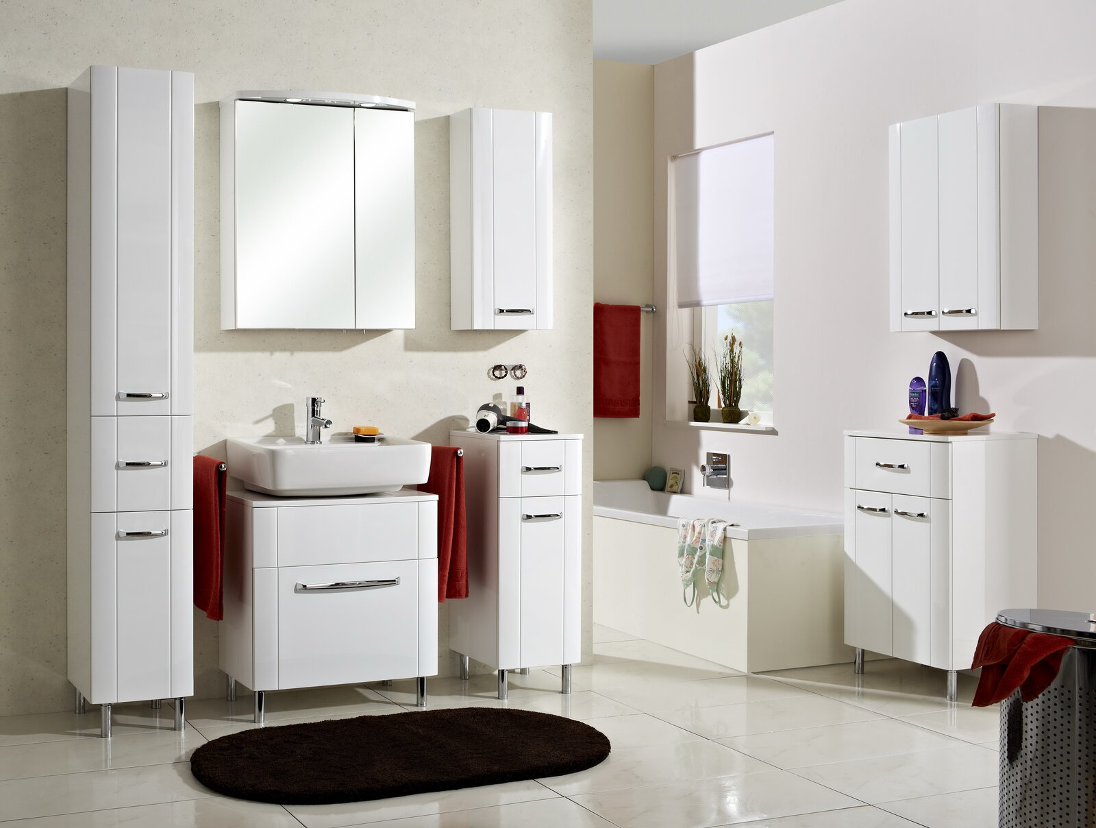 Moderner weißer Hochschrank in einem stilvollen Badezimmer, frontal betrachtet.