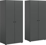 Dunkelgrauer, minimalistischer zweitüriger Kleiderschrank mit kleinen runden Griffen und kurzen Füßen, gezeigt in Frontansicht und in leicht schräger Perspektive (3/4-Ansicht) vor weißem Hintergrund