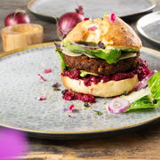 Ein stilvoll angerichteter Burger auf einem grauen Teller des Moritz & Moritz Geschirrsets Terra, fotografiert aus der Vogelperspektive.