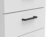 Nahaufnahme einer weißen Kommode mit schwarzem Griff, seitliche Perspektive