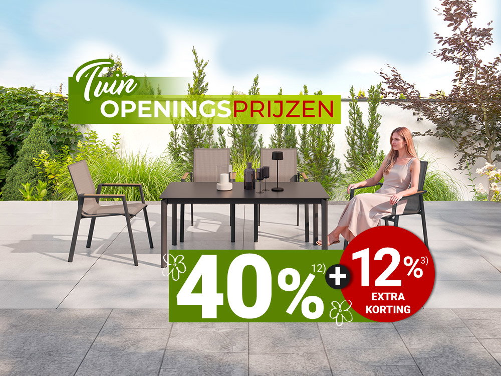 Vrouw zit op modern terras aan tuintafel, hond slaapt ernaast, tekst “Tuin Openingsprijzen”