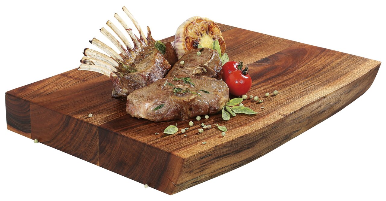 Hackblock aus Akazienholz mit Fleisch und Gemüse, seitliche Perspektive