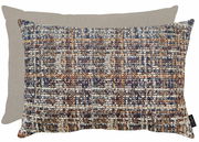 Wendekissenhülle CHALET von Apelt in der Größe 41x61cm, Vorderseite mit buntem, gewebtem Muster in Blau-, Braun- und Beigetönen, Rückseite in schlichtem Beige, Frontalansicht.