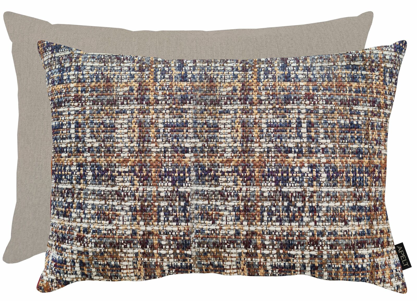 Wendekissenhülle CHALET von Apelt in der Größe 41x61cm, Vorderseite mit buntem, gewebtem Muster in Blau-, Braun- und Beigetönen, Rückseite in schlichtem Beige, Frontalansicht.