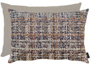 Wendekissenhülle CHALET von Apelt in der Größe 41x61cm, Vorderseite mit buntem, gewebtem Muster in Blau-, Braun- und Beigetönen, Rückseite in schlichtem Beige, Frontalansicht.