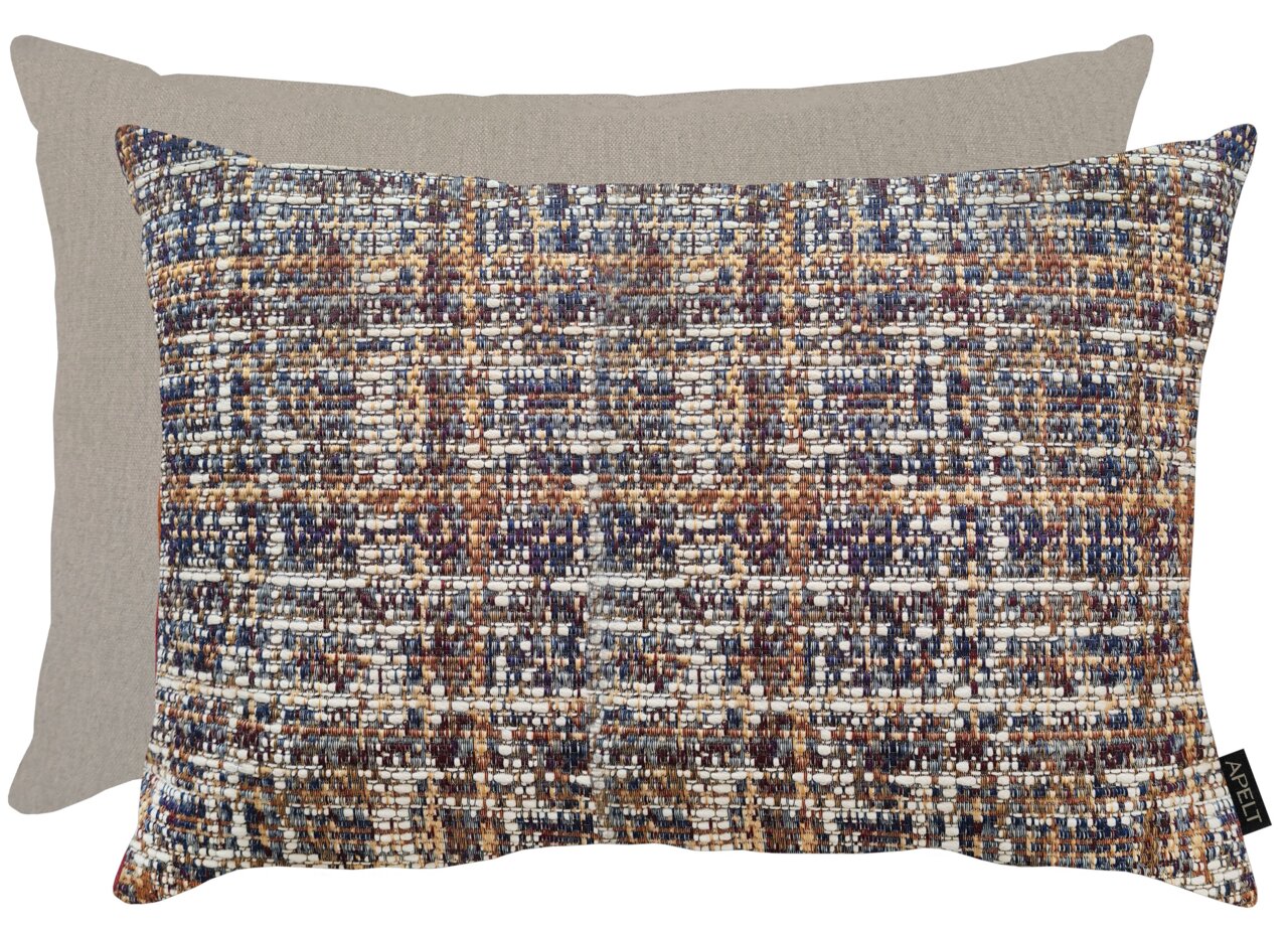 Wendekissenhülle CHALET von Apelt in der Größe 41x61cm, Vorderseite mit buntem, gewebtem Muster in Blau-, Braun- und Beigetönen, Rückseite in schlichtem Beige, Frontalansicht.