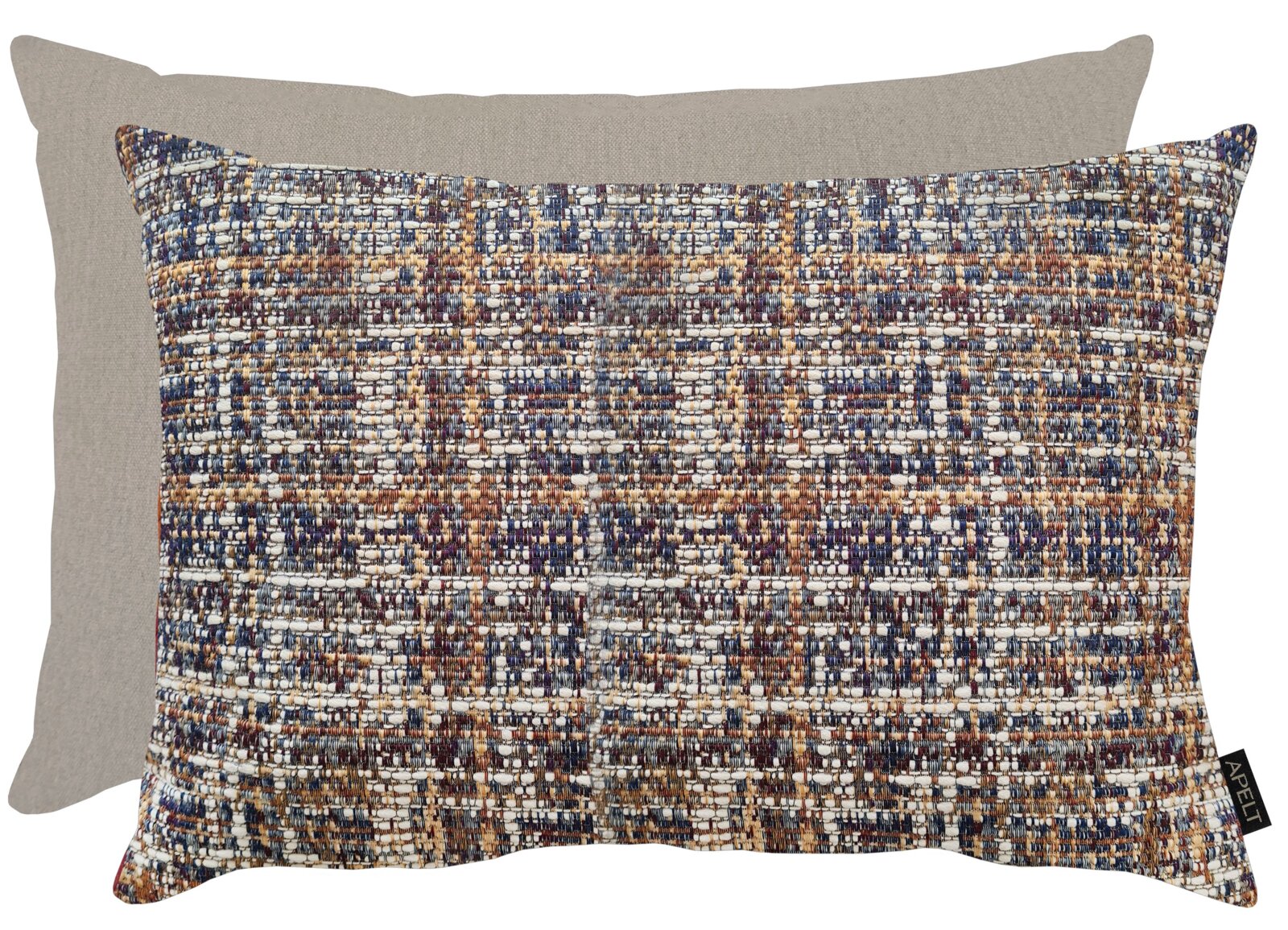 Wendekissenhülle CHALET von Apelt in der Größe 41x61cm, Vorderseite mit buntem, gewebtem Muster in Blau-, Braun- und Beigetönen, Rückseite in schlichtem Beige, Frontalansicht.