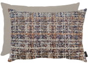 Wendekissenhülle CHALET von Apelt in der Größe 41x61cm, Vorderseite mit buntem, gewebtem Muster in Blau-, Braun- und Beigetönen, Rückseite in schlichtem Beige, Frontalansicht.