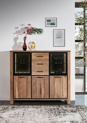 Hochwertiges Highboard aus Holz mit Glastüren und Schubladen, frontal fotografiert, dekoriert mit einer Vase und einem Globus.