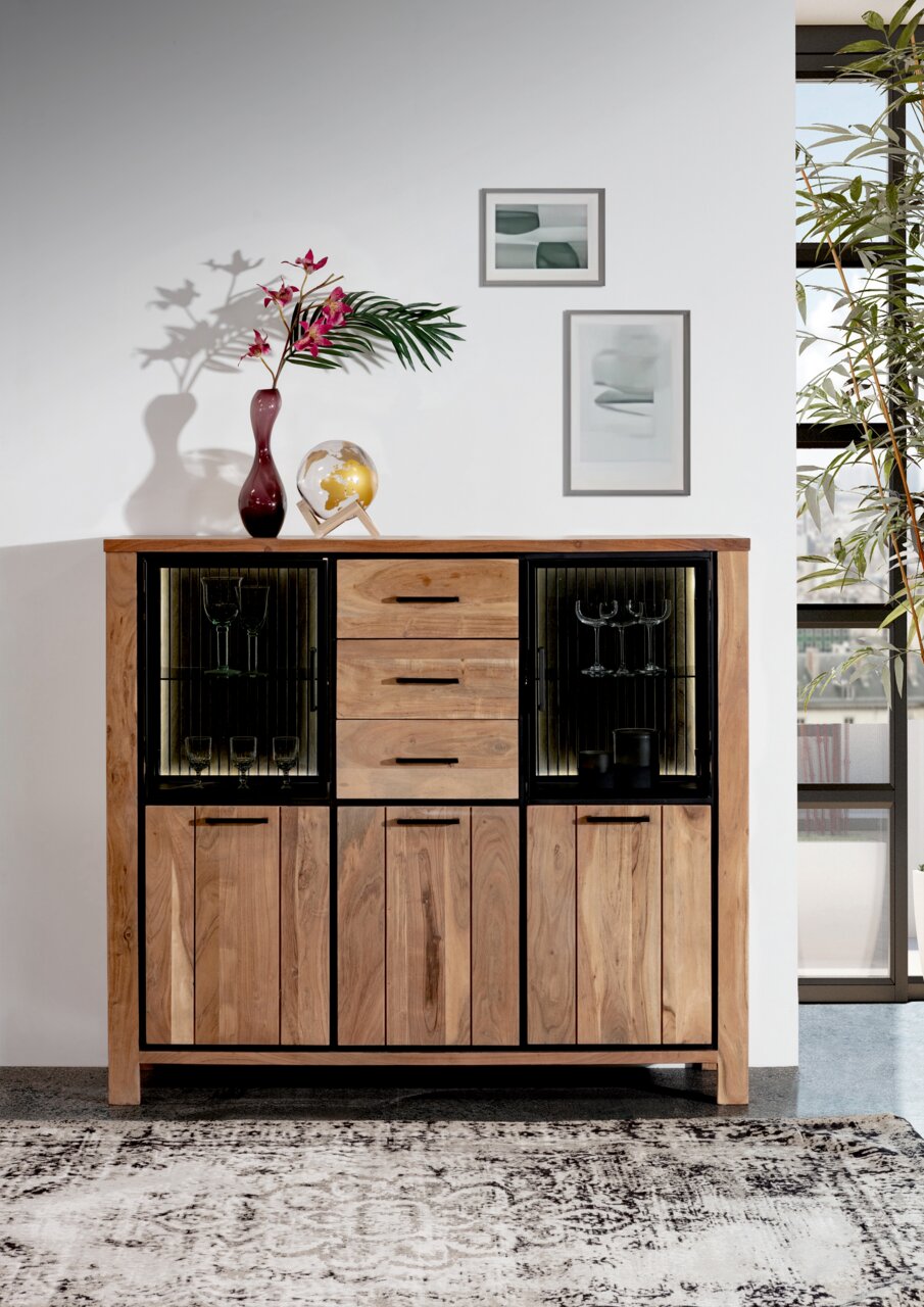 Hochwertiges Highboard aus Holz mit Glastüren und Schubladen, frontal fotografiert, dekoriert mit einer Vase und einem Globus.
