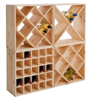 Weinregal aus Holz mit mehreren Fächern, gefüllt mit Weinflaschen, aus schräger Perspektive fotografiert.