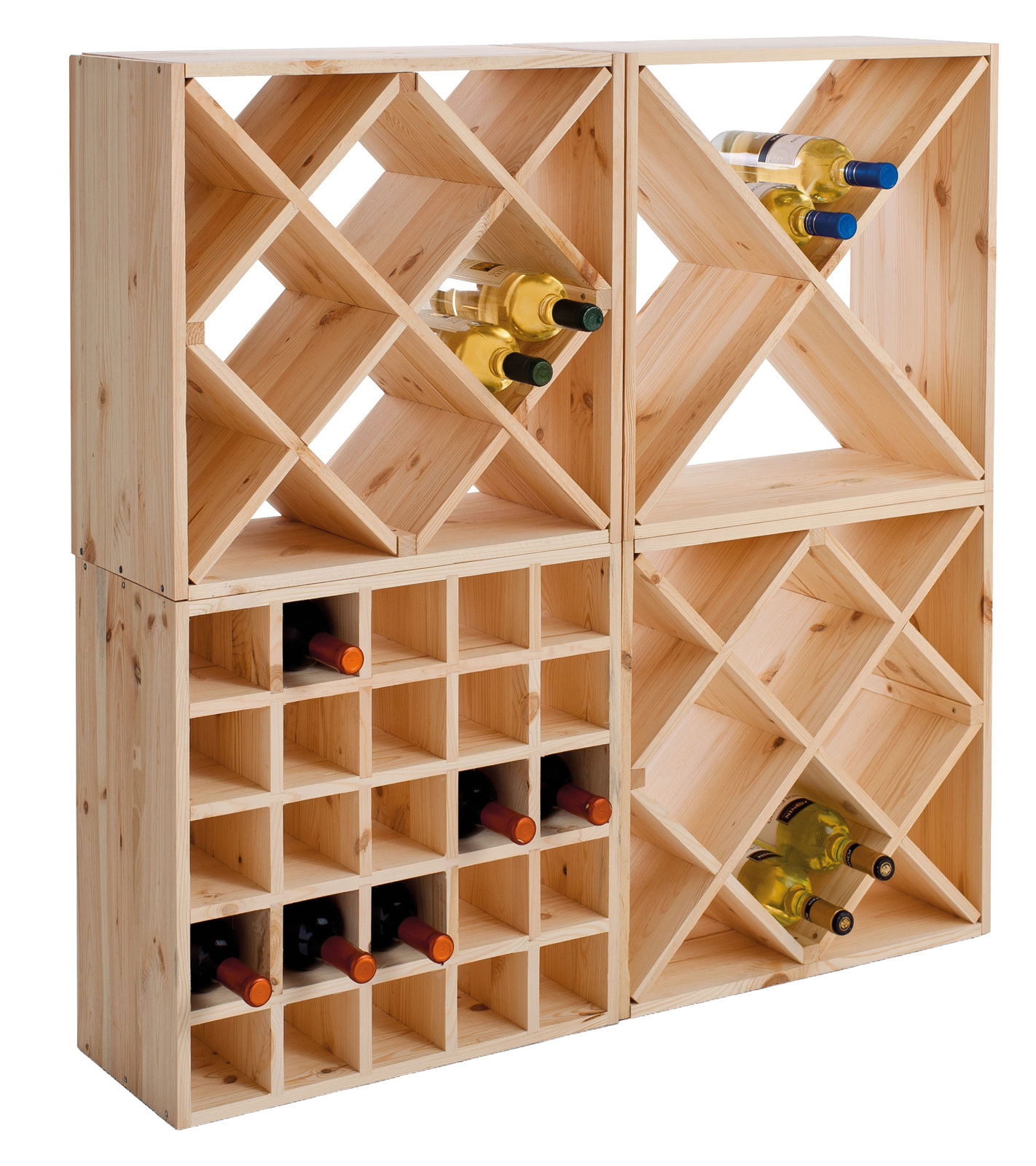 Weinregal aus Holz mit mehreren Fächern, gefüllt mit Weinflaschen, aus schräger Perspektive fotografiert.