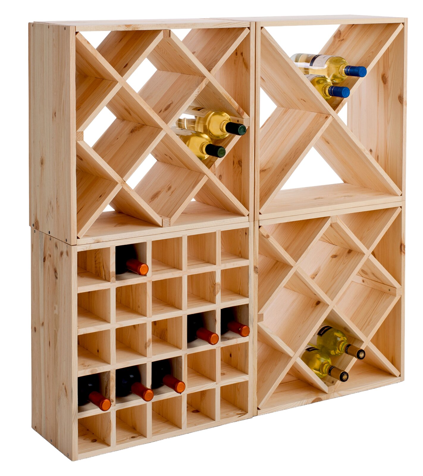 Weinregal aus Holz mit mehreren Fächern, gefüllt mit Weinflaschen, aus schräger Perspektive fotografiert.
