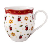 Weihnachtlicher Becher mit rotem Rand und festlichem Muster aus Weihnachtsmännern, Sternen und Stechpalmen, seitliche Perspektive