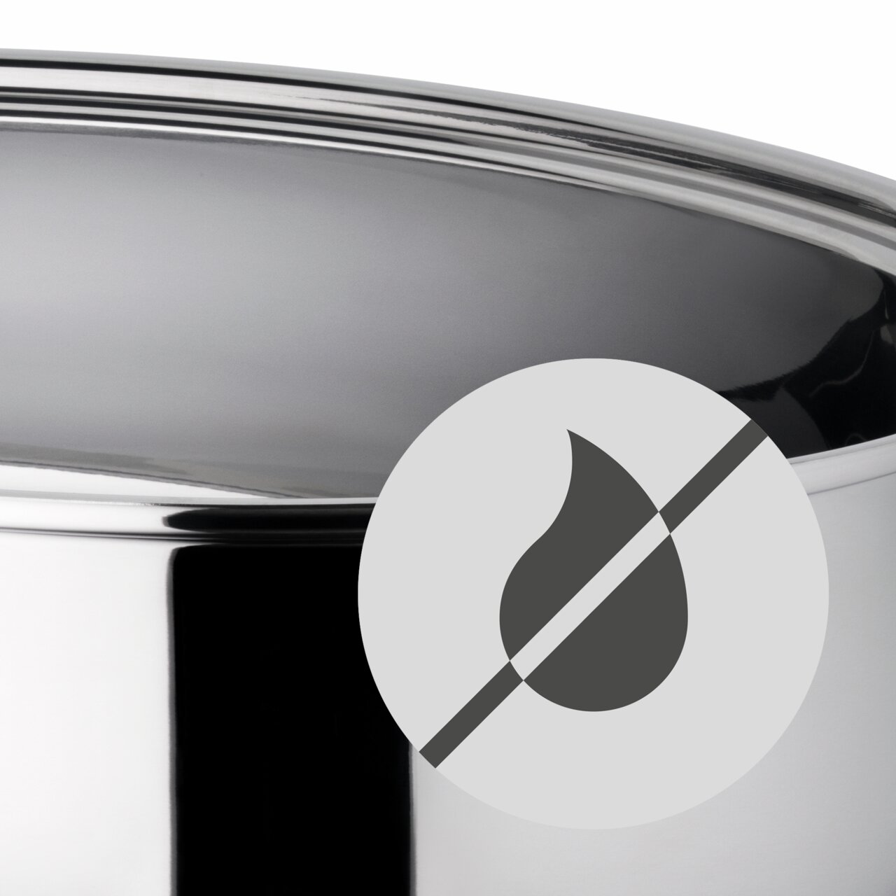 Close-up van een glanzende extra braadpan met metalen deksel, gezien vanaf de zijkant, met een symbool dat aangeeft dat het product waterafstotend is.