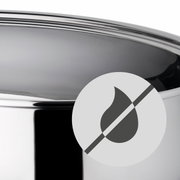 Close-up van een glanzende extra braadpan met metalen deksel, gezien vanaf de zijkant, met een symbool dat aangeeft dat het product waterafstotend is.