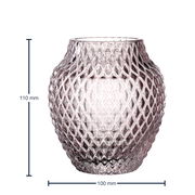 Violette Glasvase mit rautenförmigem Muster, 110 mm hoch und 100 mm breit, aus der Perspektive von vorne.