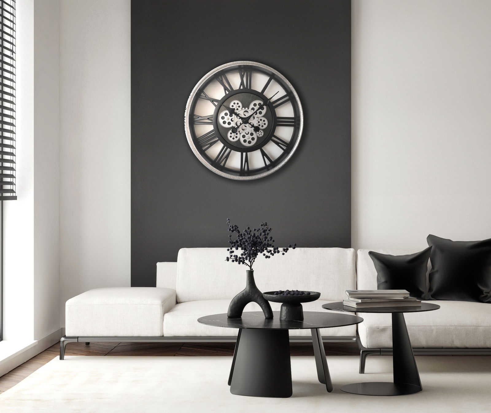 Moderne Wanduhr mit Zahnrädern in einem stilvollen Wohnzimmer, frontal an einer dunklen Wand über einem weißen Sofa montiert.