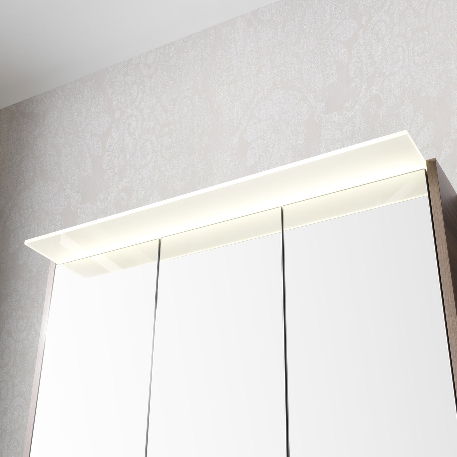 Spiegelschrank mit beleuchtetem oberen Rand, Ansicht von vorne