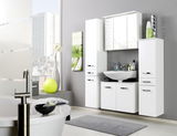 Moderner weißer Hochschrank in einem stilvollen Badezimmer, seitliche Perspektive