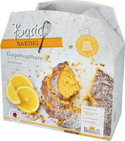 Verpackung einer Gugelhupfform mit einem Bild eines gebackenen Gugelhupfs und Zitronenscheiben, aus leicht erhöhter Perspektive.