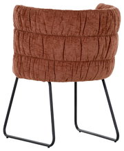 Rückansicht eines braunen Armlehnstuhls mit gepolstertem Stoffbezug und schwarzen Metallbeinen.