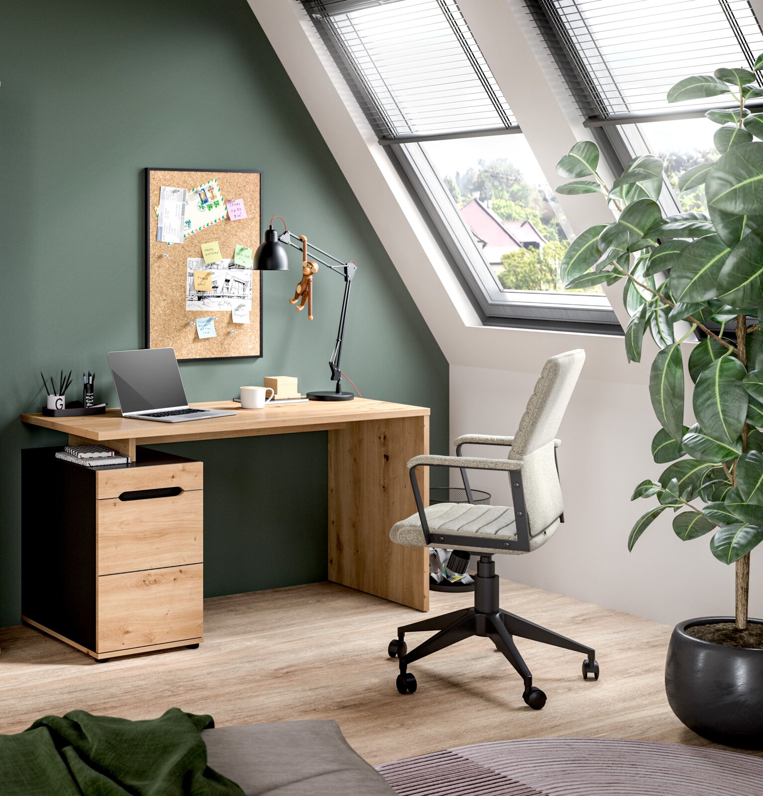 Modernes Homeoffice mit Holzschreibtisch und Rollcontainer, Laptop und schwarzer Schreibtischlampe, davor grauer Bürostuhl; Ansicht aus leicht schräger Frontperspektive von links.