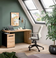 Modernes Homeoffice mit Holzschreibtisch und Rollcontainer, Laptop und schwarzer Schreibtischlampe, davor grauer Bürostuhl; Ansicht aus leicht schräger Frontperspektive von links.