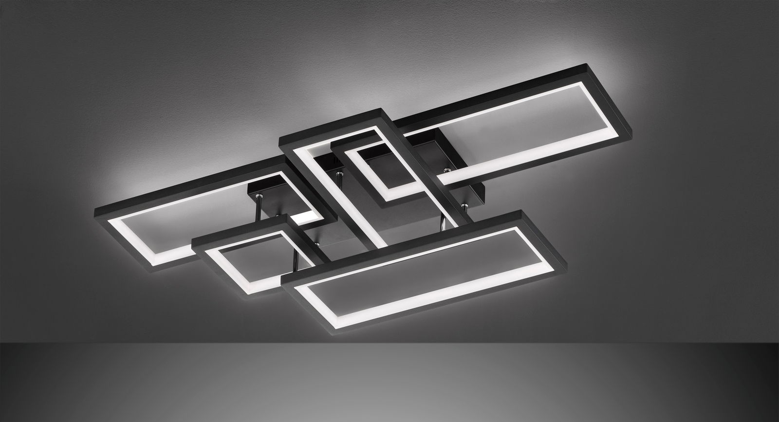 Moderne LED-Deckenleuchte mit geometrischem Design, seitliche Perspektive