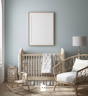 Akku-Nachtlicht in Form eines Geistes auf dem Boden eines Kinderzimmers, frontal betrachtet.