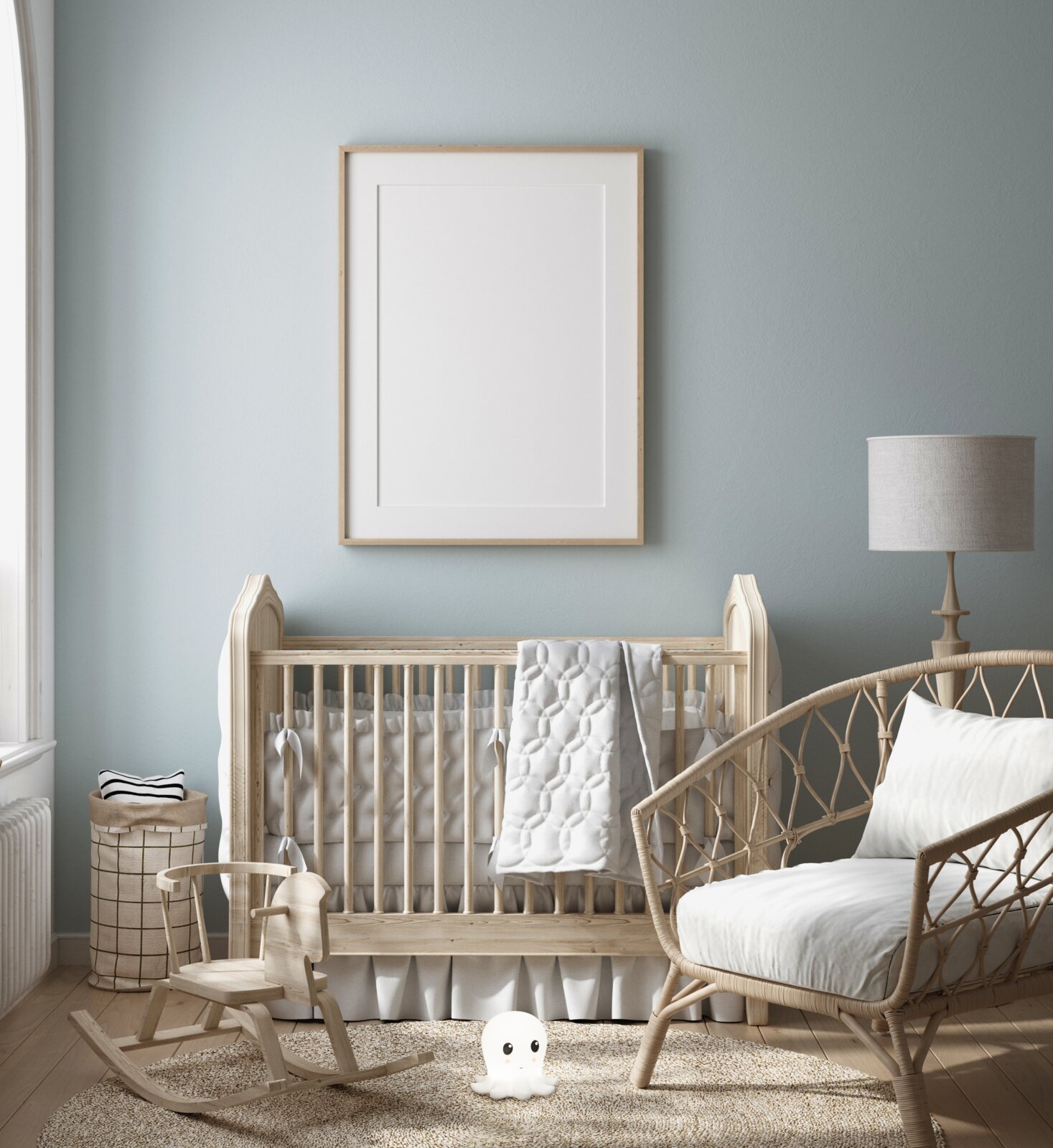 Akku-Nachtlicht in Form eines Geistes auf dem Boden eines Kinderzimmers, frontal betrachtet.