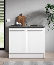 Moderner Spülenunterschrank in Weiß mit Edelstahlspüle und Armatur, frontal fotografiert.