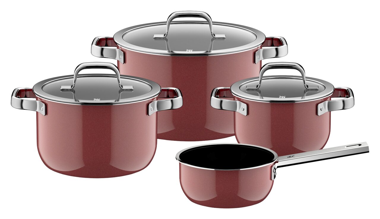 WMF 4-delige pannenset FUSIONTEC MINERAL PRO Vierdelige pannenset in rood met glanzende roestvrijstalen handgrepen en deksels, gefotografeerd vanaf de voorkant.