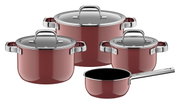 Vierdelige pannenset in rood met glanzende roestvrijstalen handgrepen en deksels, gefotografeerd vanaf de voorkant.