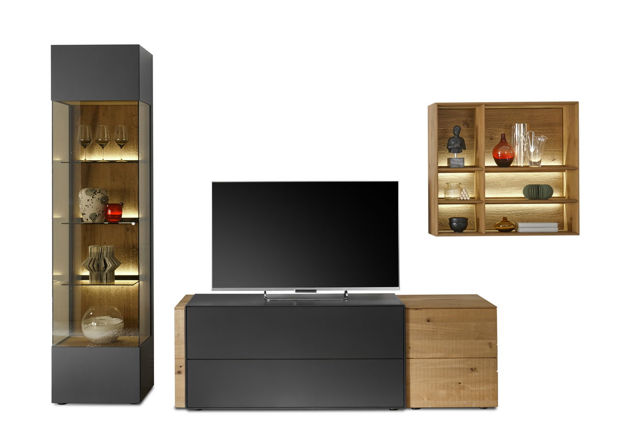 Musterring Wandkombination TREVIO Moderne Wandkombination mit TV-Schrank, Vitrine und Wandregal in Holzoptik und dunklem Design, frontal betrachtet.