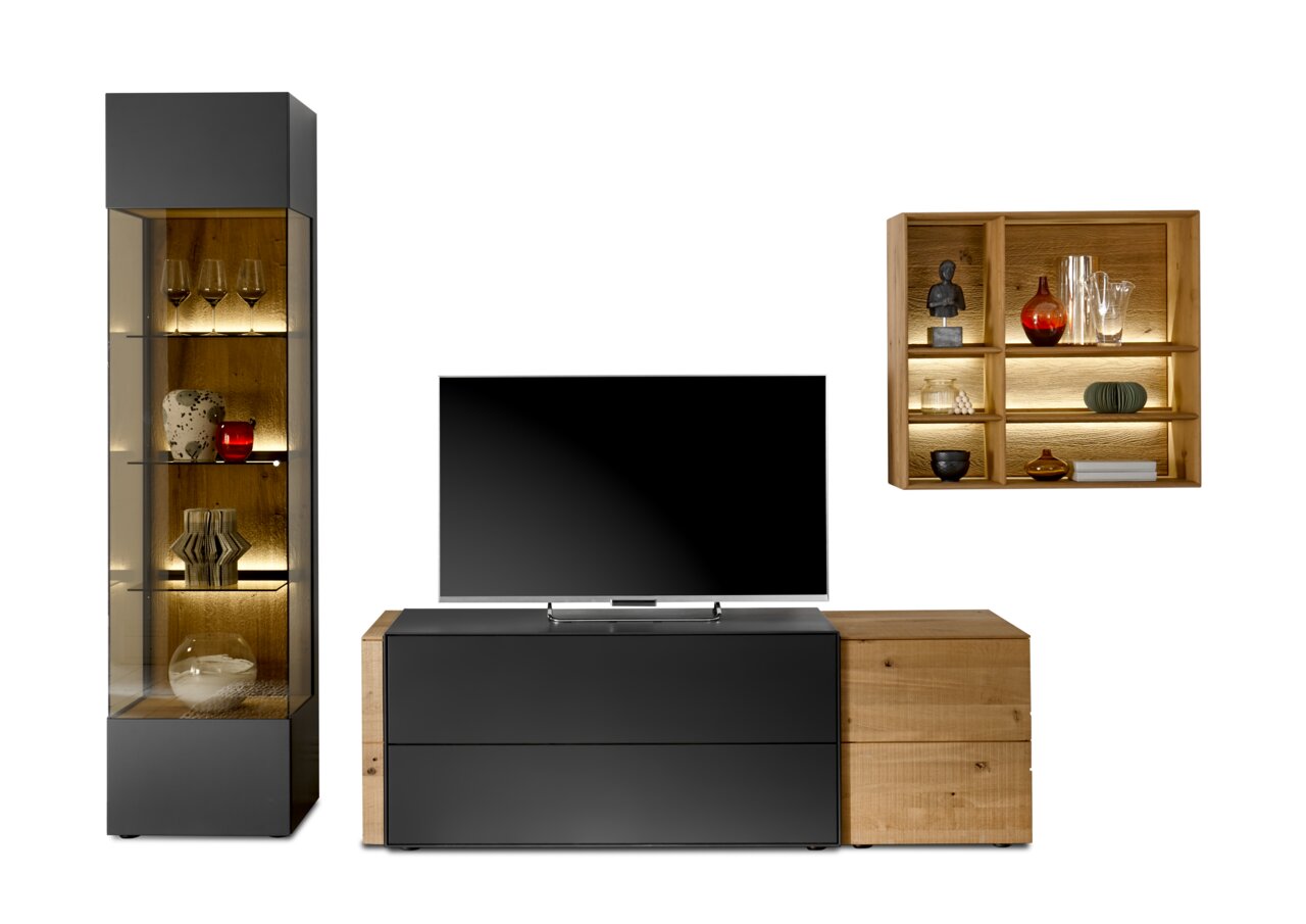 Musterring Wandcombinatie TREVIO Moderne wandcombinatie met tv-kast, vitrinekast en wandplank in houtlook en donkere uitvoering, gezien vanaf de voorkant.