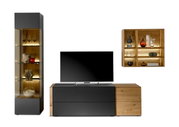 Moderne wandcombinatie met tv-kast, vitrinekast en wandplank in houtlook en donkere uitvoering, gezien vanaf de voorkant.