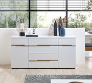 Modernes weißes Sideboard mit Holzdetails, dekoriert mit Vasen und einer Lampe, frontal fotografiert.
