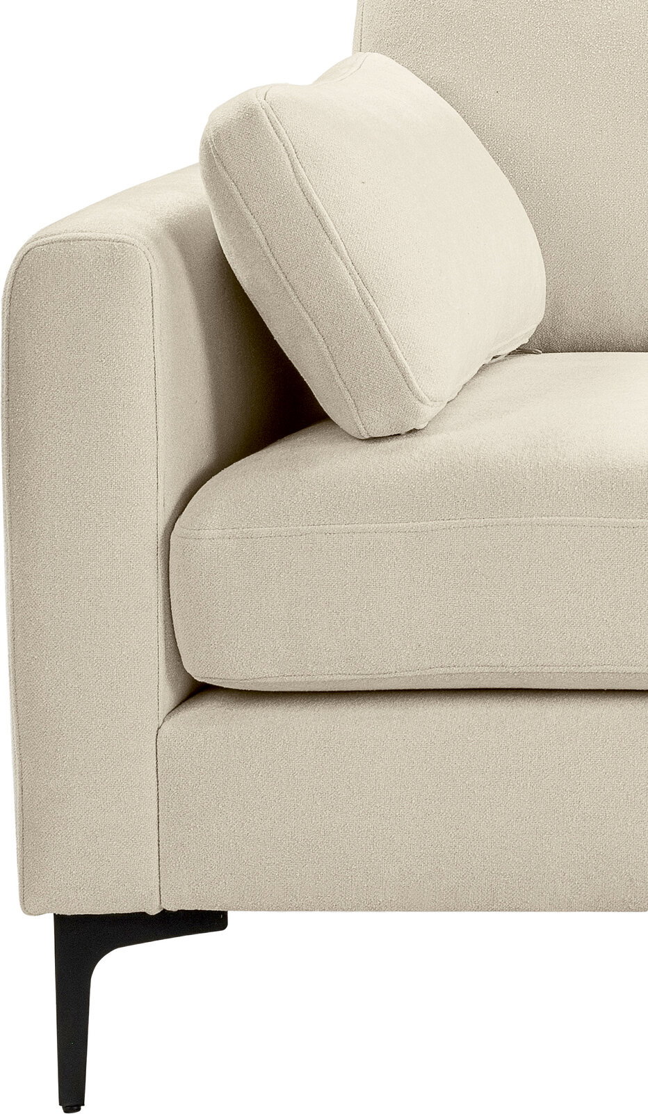 Nahaufnahme eines beigen Stoffsofas mit Armlehne, Sitzkissen und losem Rückenkissen, seitliche Ansicht von links in leichter Schrägperspektive