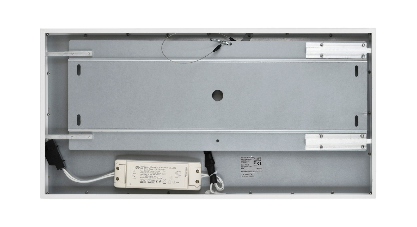 Rückansicht einer LED-Deckenleuchte mit sichtbarer Verkabelung und Montageschienen.