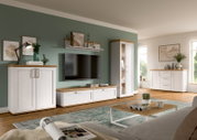 Moderne Wohnzimmermöbel mit Vitrine, TV-Schrank und Regal in heller Holzoptik, seitliche Perspektive