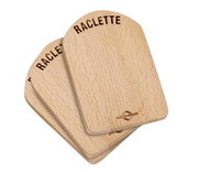 Vier gestapelte Raclette-Brettchen aus Holz mit der Aufschrift 'RACLETTE' und dem Logo 'KÜCHENPROFI', von oben betrachtet.