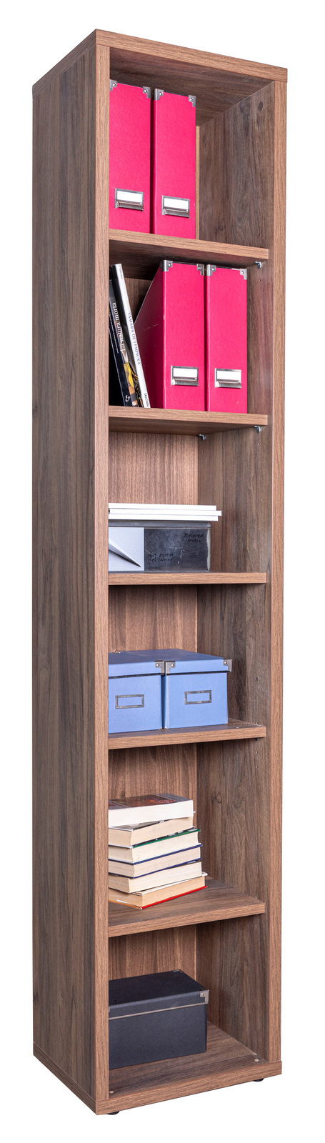 Schmales Regal mit sechs offenen Fächern, gefüllt mit bunten Ordnern, Büchern und Boxen, aus Holz in dunkler Optik. Perspektive: Frontalansicht.