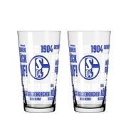 Zwei klare Trinkgläser mit blau-weißem FC-Schalke-04-Logo und typografischem Fan-Dekor, frontal aus leichter Aufsicht vor weißem Hintergrund