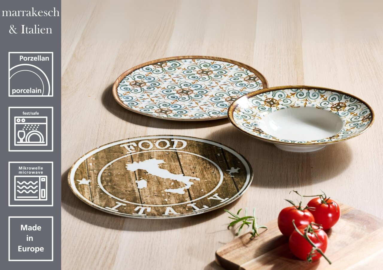 Drie porseleinen borden met een mediterraan ontwerp, waarvan één met een Italiaans motief, gefotografeerd vanuit vogelperspectief.