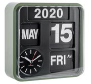 Quadratische Wanduhr mit Kalenderfunktion, zeigt das Datum 15. Mai 2020 und den Wochentag Freitag an, mit analoger Uhr unten links, aus seitlicher Perspektive fotografiert.