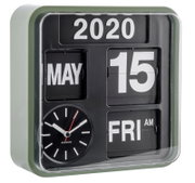 Vierkante wandklok met kalenderfunctie, geeft de datum 15 mei 2020 en de dag van de week vrijdag weer, met een analoge klok linksonder, gefotografeerd vanuit een zijaanzicht.
