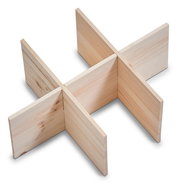 Holzkreuz aus sechs Brettern, perspektivisch von oben fotografiert.